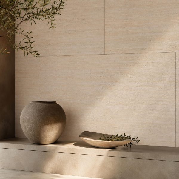 Panel de Piedra Flexible Romano – Travertino Cálido | Ambiente